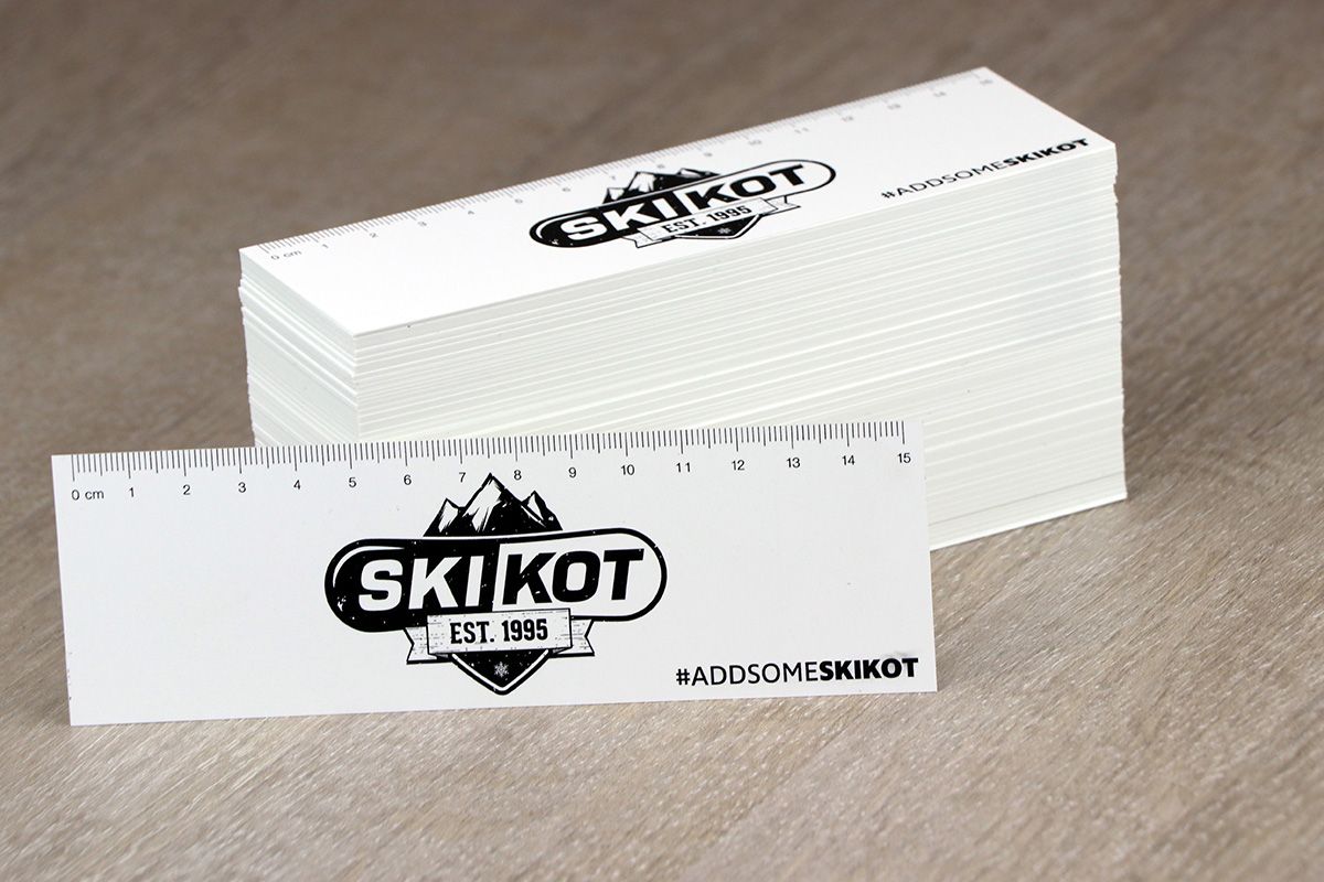 gedrukte meetlatjes met logo van Skikot